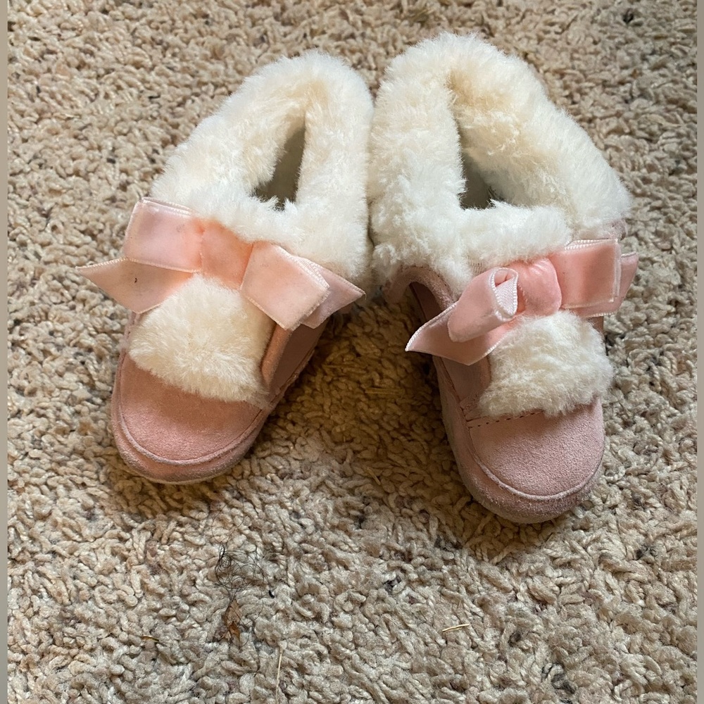 Robeez baby girl pink fuzzy booties 0-6months